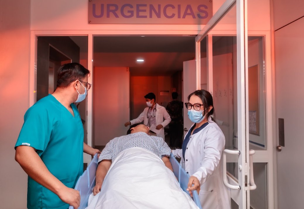 Equipo médico de Hospital San Lucas atendiendo una urgencia en Oaxaca